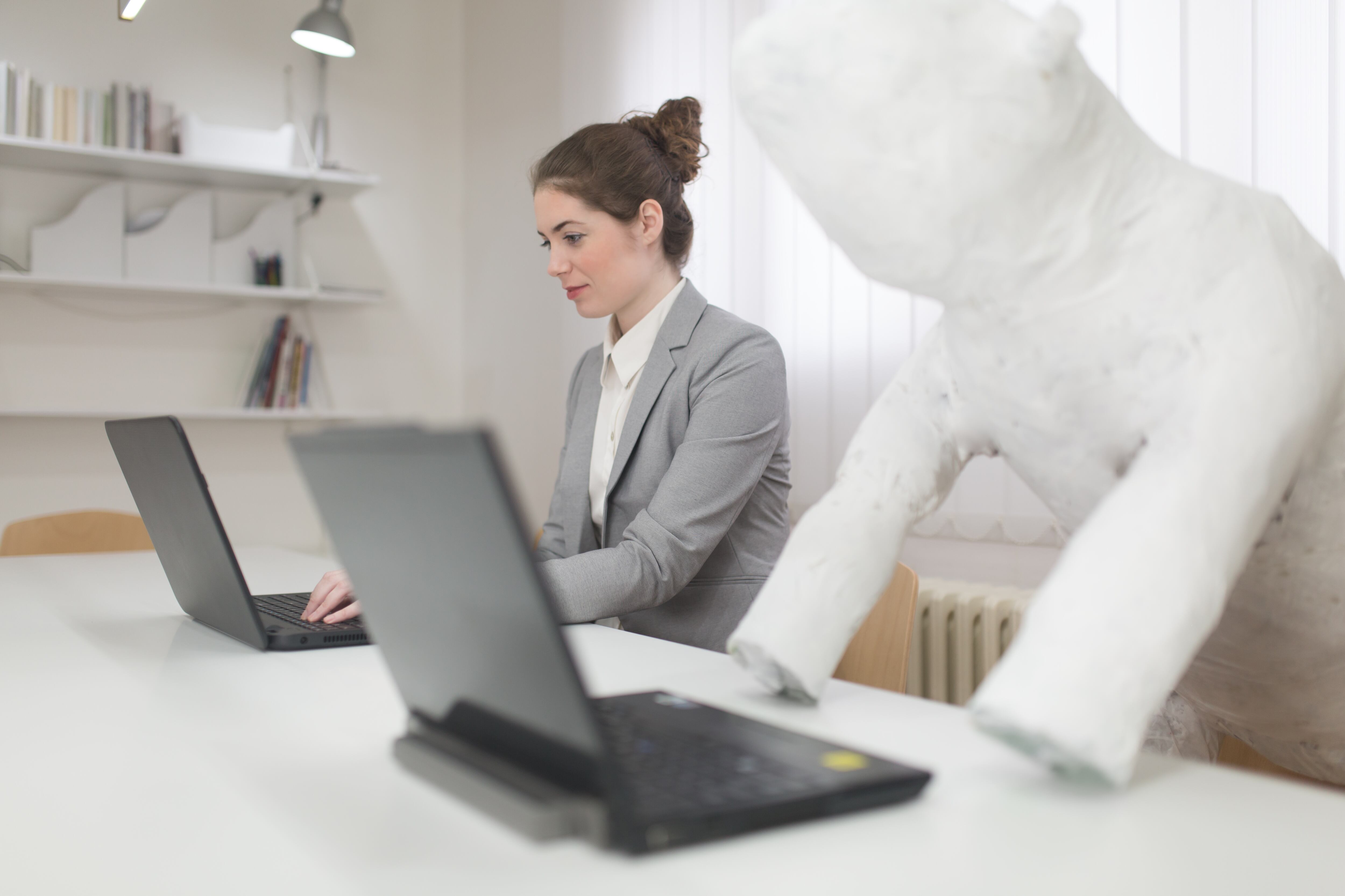 La importancia de moverse en el trabajo para no convertirse en ‘una estatua’ frente al ordenador